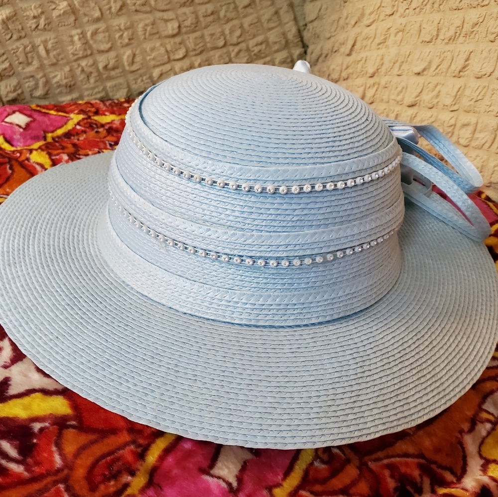 Lady's Hat - Picture 2 of 3